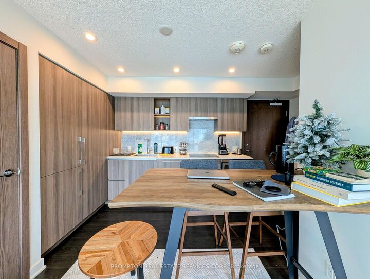 Property Photo:  19 Bathurst Street 1905  ON M5V 0N2 
