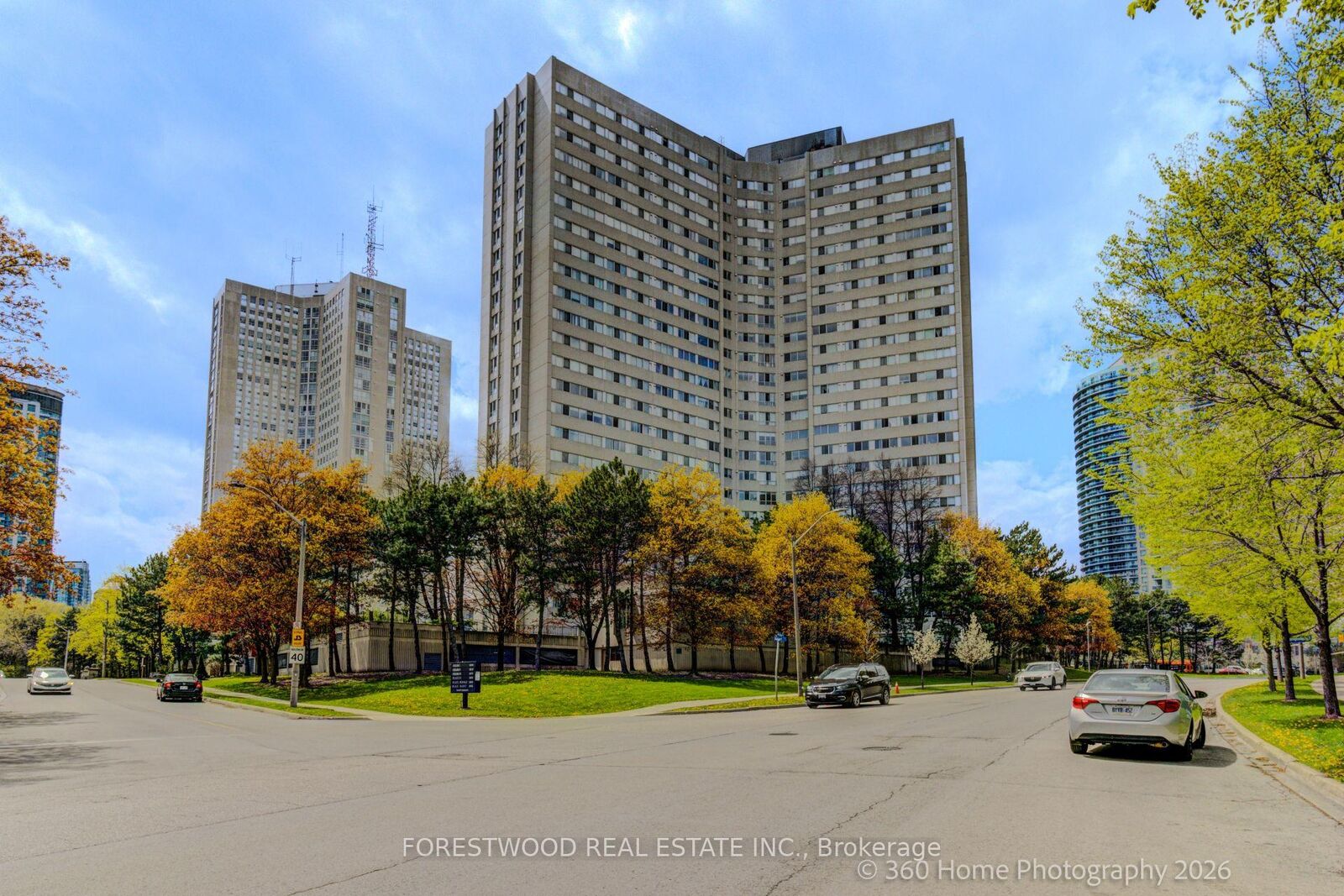 Property Photo: 3700 Kaneff Crescent 2202 ON L5A 4B8