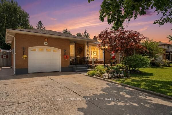 33 Meadowbrook Crescent — photo 1