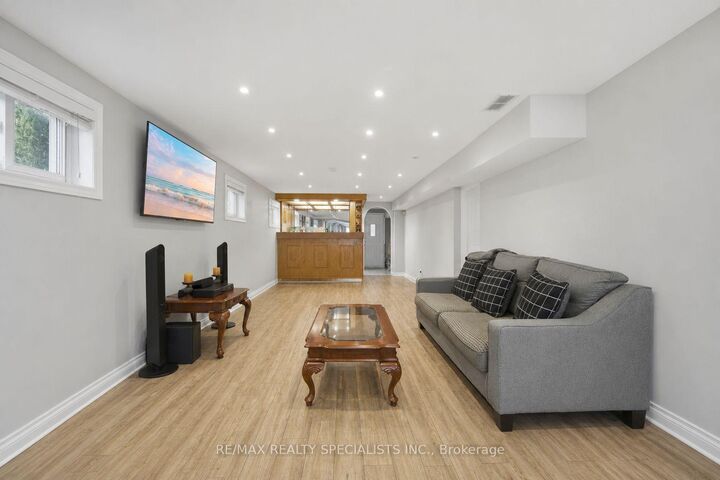 Property Photo:  2571 Trident Avenue  ON L5B 2L3 