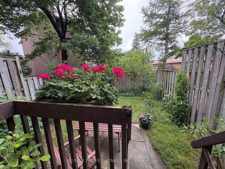 Property Photo: 3345 Silverado Drive #2 ON L5A 2V1