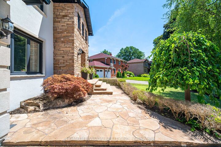 Property Photo: 1298 Bunsden Avenue ON L5H 3T9