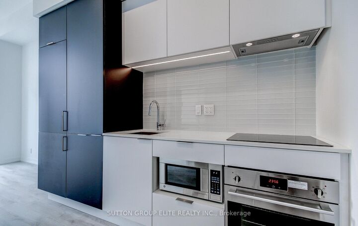 Property Photo:  33 Helendale Avenue 1205  ON M4R 0A4 