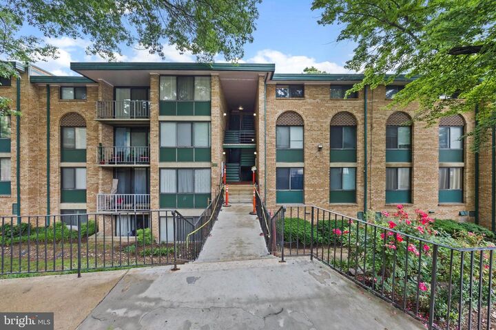 Property Photo: 503 N Armistead Street 102 VA 22312