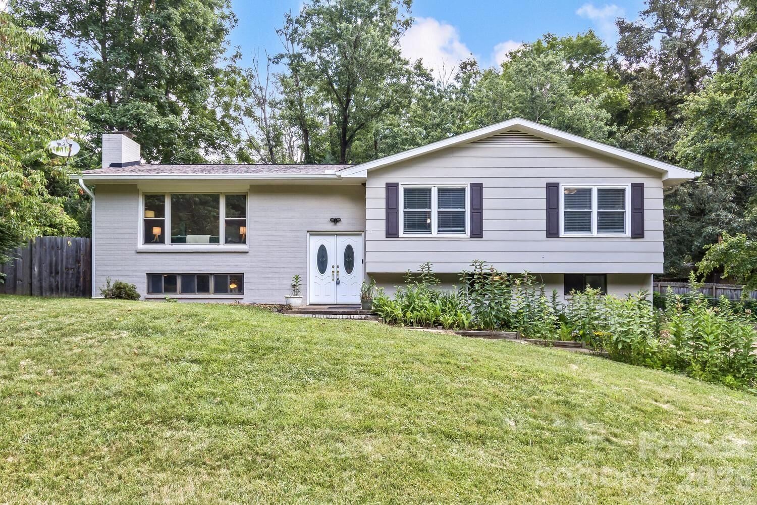 Property Photo: 17 Rhododendron Place NC 28805