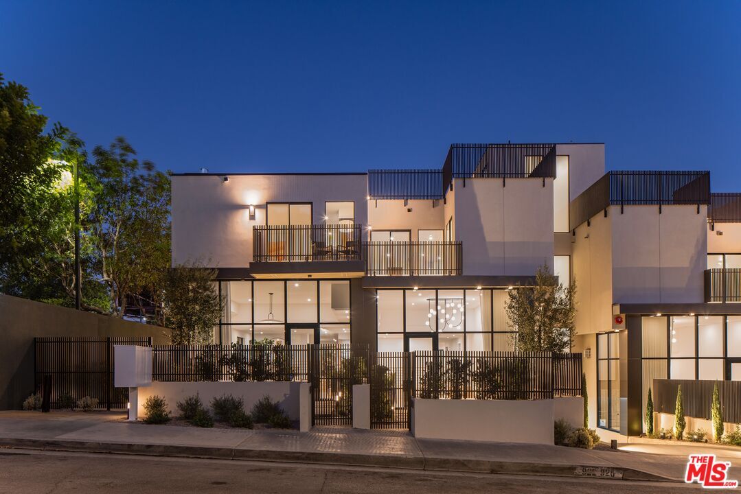 Property Photo:  922 West Knoll Dr  CA 90069 