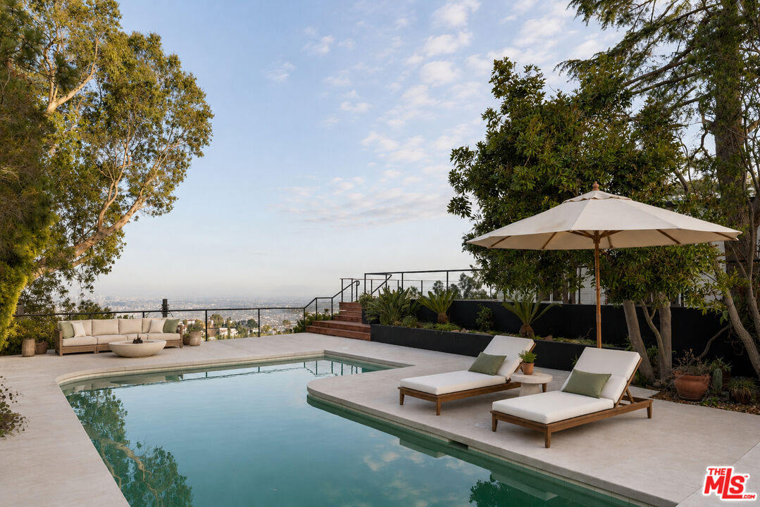 Property Photo:  2065 Kew Dr  CA 90046 