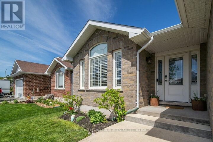 Property Photo: 92 Hartwood Crescent ON K7R 0A8