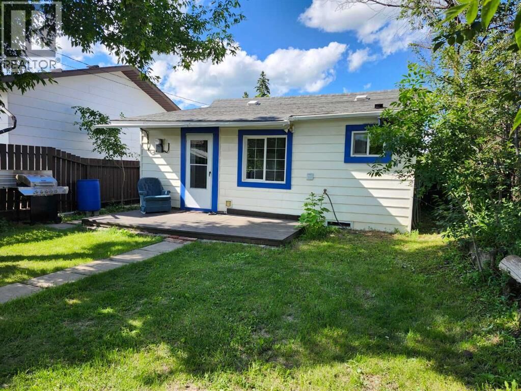Property Photo: 655 3 Avenue West AB T0J 0Y3