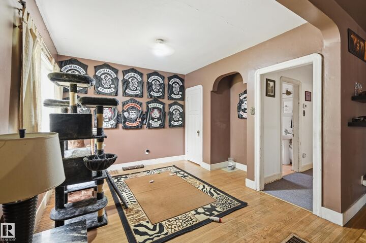 Photo de la propriété:  11325 101 Street NW  AB T5G 2A6 