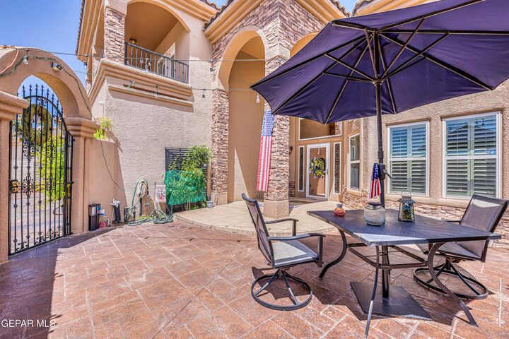 Property Photo: 6086 Via De Los Arboles TX 79932