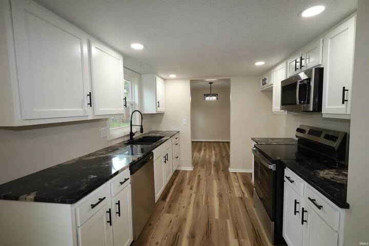 Property Photo: 5405 Scepter Court IN 46835-3648