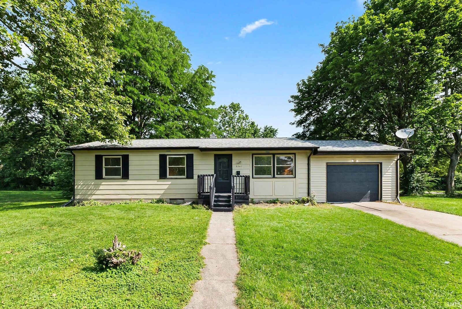 Property Photo:  3201 W Jefferson Boulevard  IN 46619-1916 