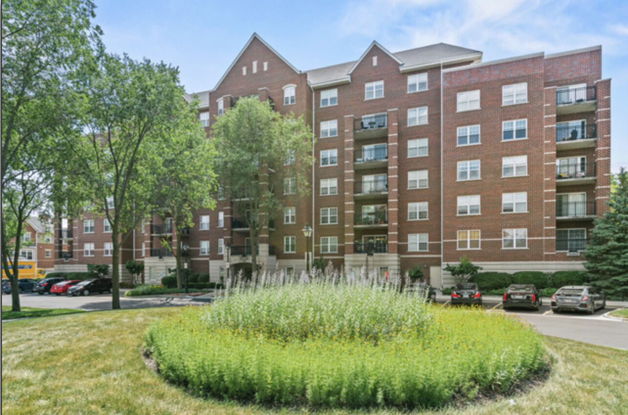 Property Photo:  470 W Mahogany Court 612  IL 60067 