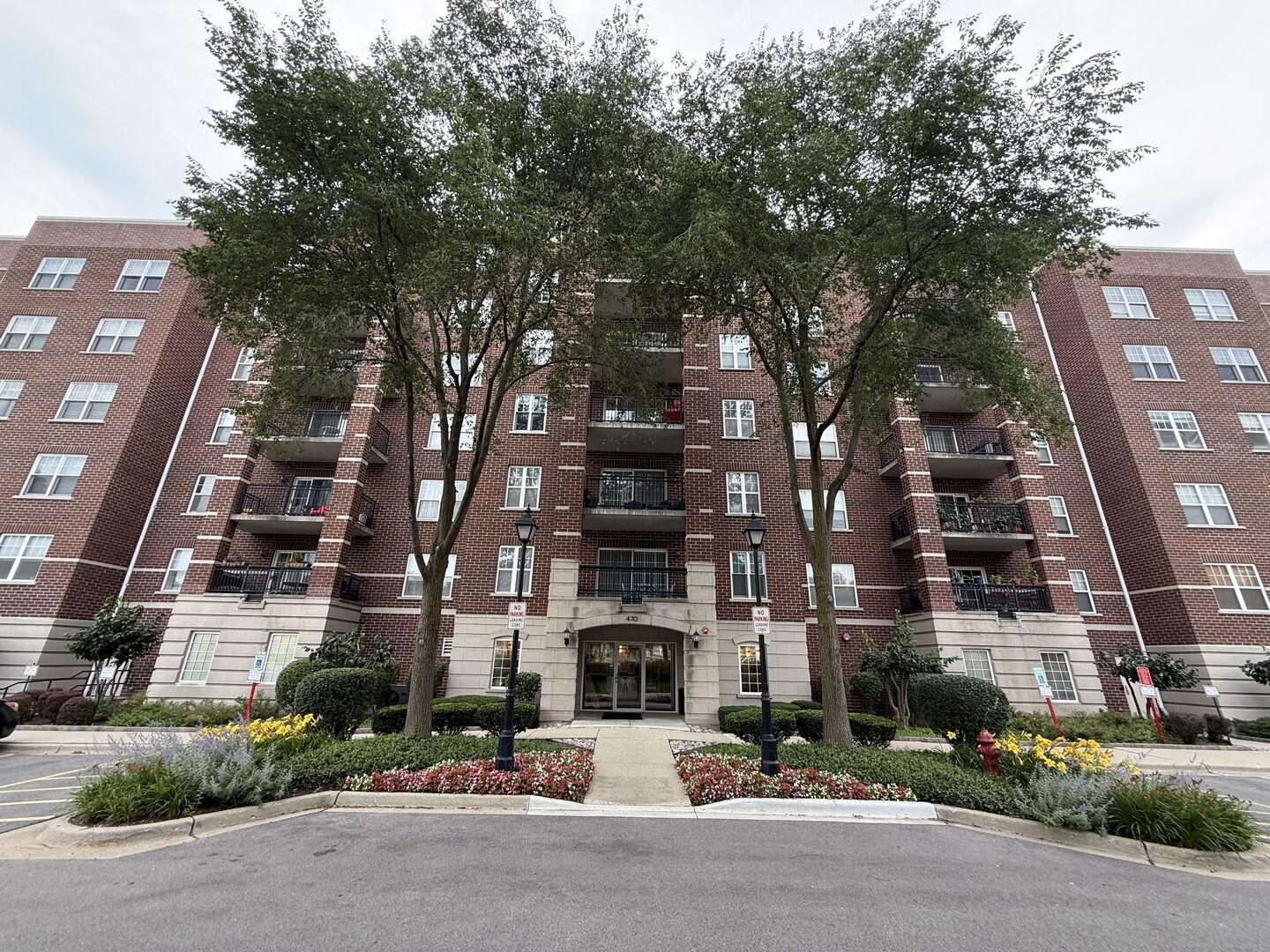 Property Photo:  470 W Mahogany Court 612  IL 60067 