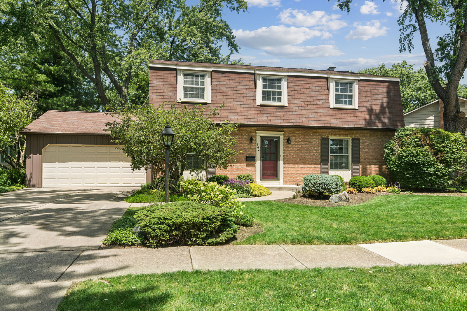 Property Photo: 562 E Carpenter Drive IL 60074