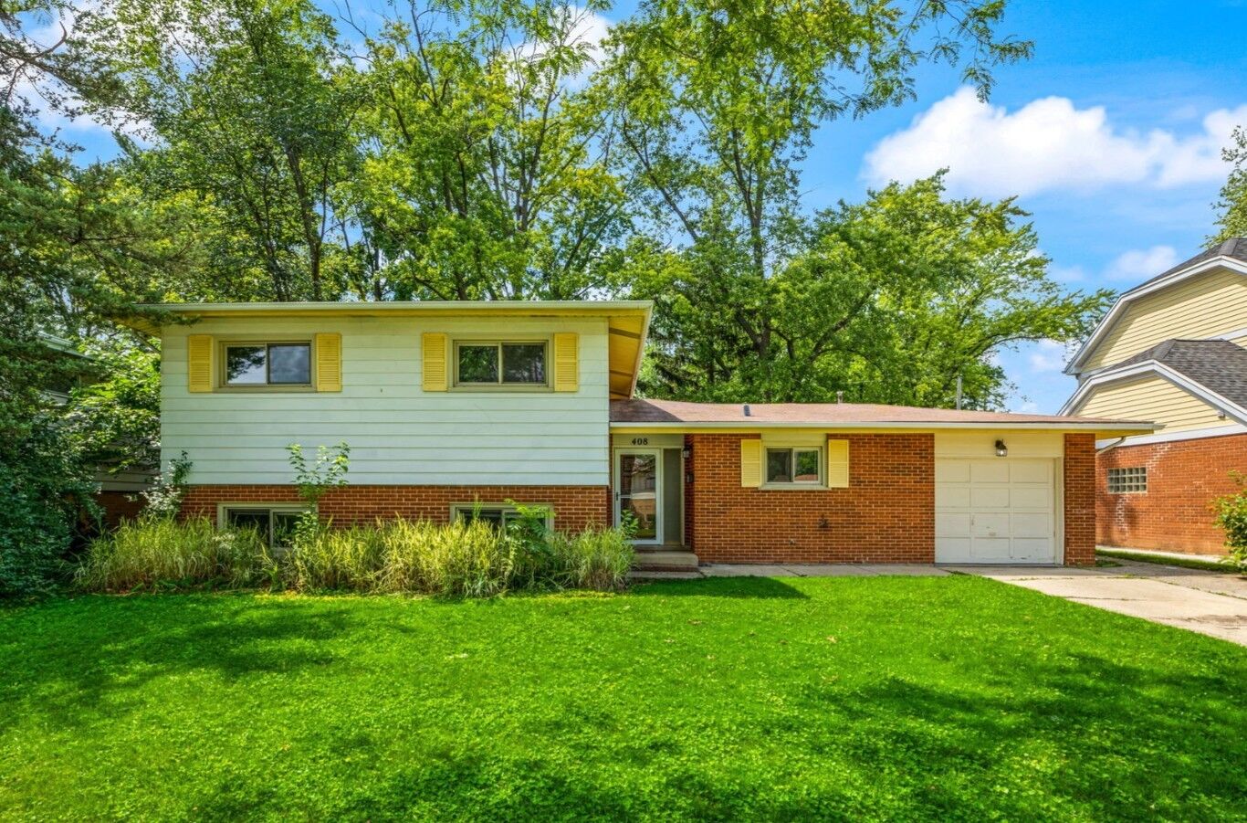 Property Photo: 408 N Windsor Drive IL 60004