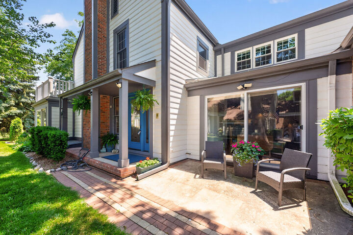 Property Photo: 87 Whittington Course IL 60174