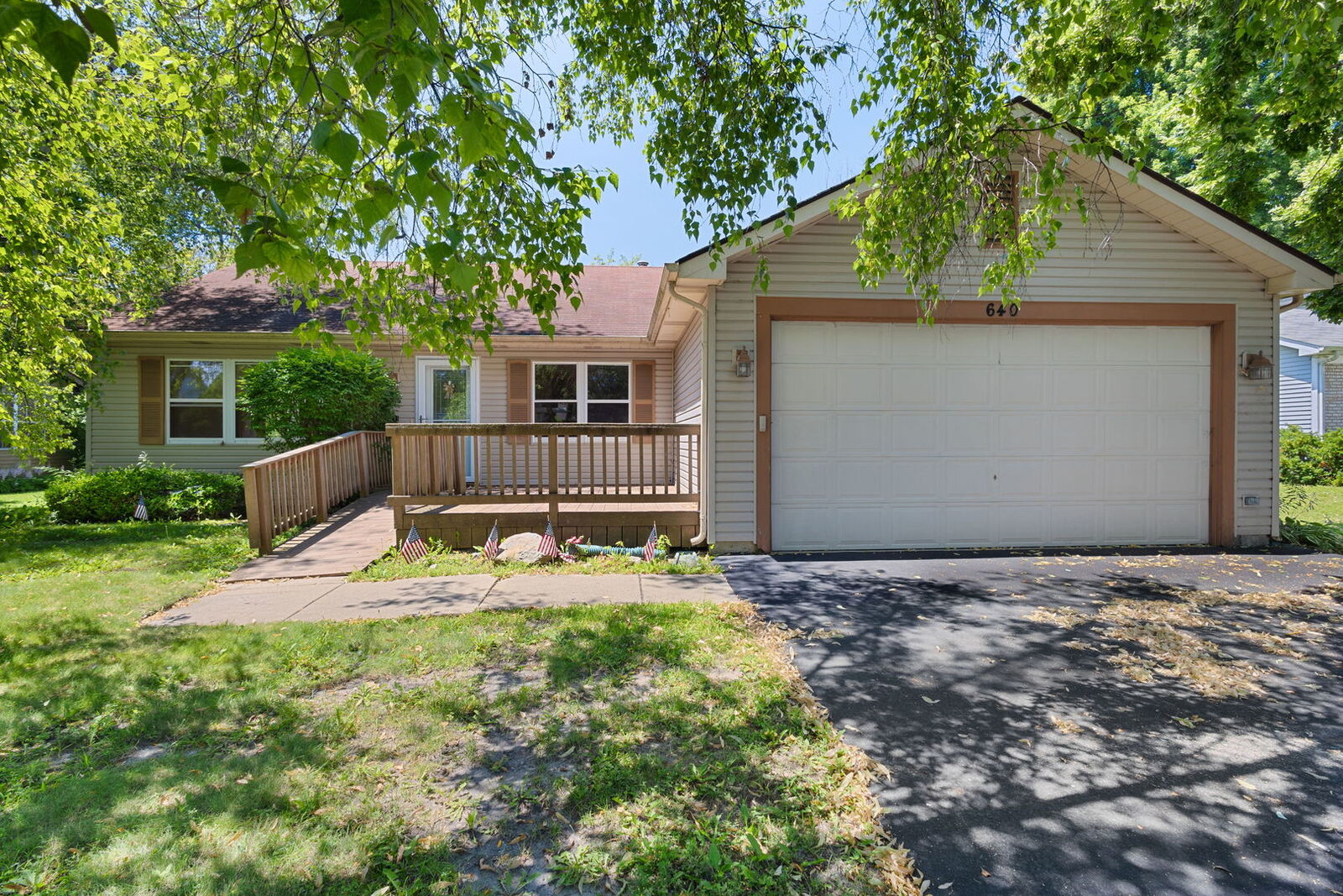 Property Photo:  640 Lilac Drive  IL 60102 
