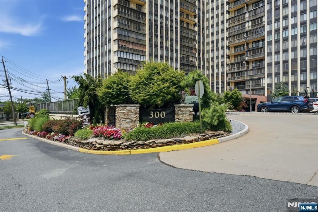 Property Photo:  300 Winston Drive C0518  NJ 07010 