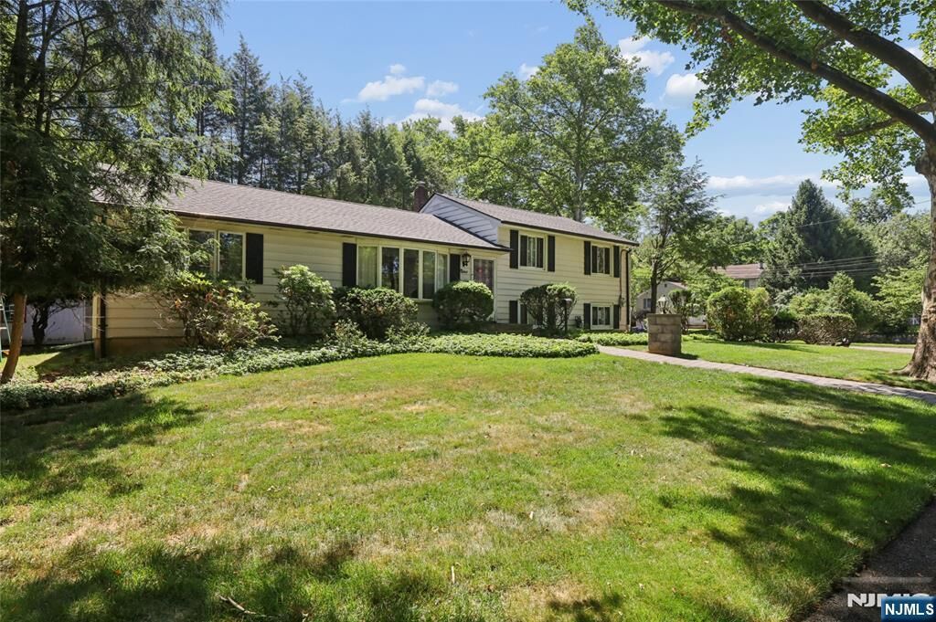 Property Photo:  9 Smith Street  NJ 07624 