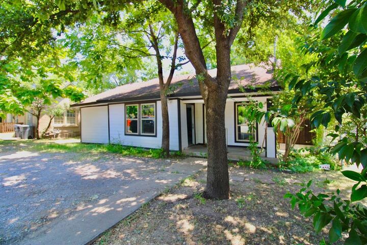 Property Photo: 1206 S Edgefield Avenue TX 75208