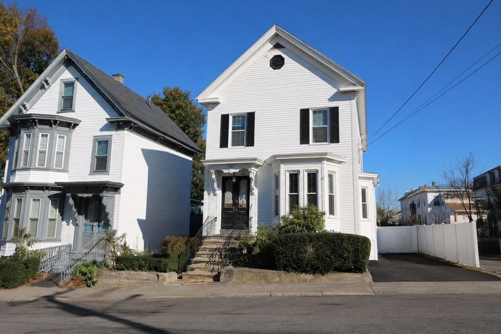 Property Photo:  90 Mount Vernon 1F  MA 01852 
