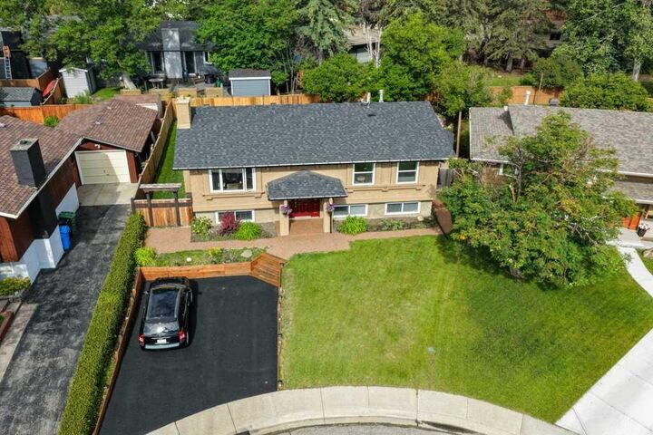 Property Photo: 623 Cantrell Place SW AB T2W 2E5