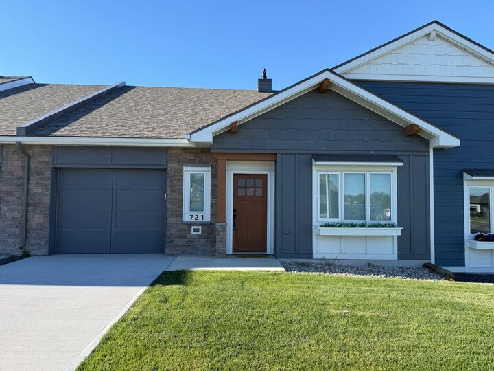 721 7 Avenue W — photo 1