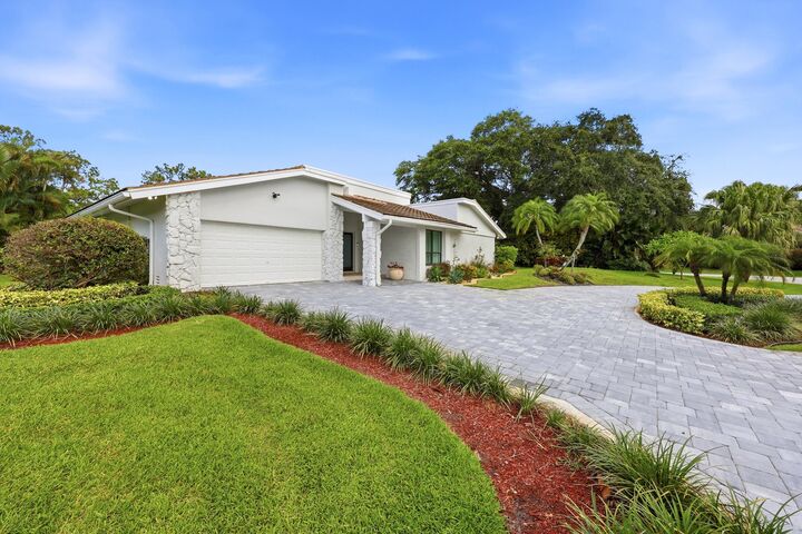 Property Photo:  624 W Lakewoode Circle W  FL 33445 