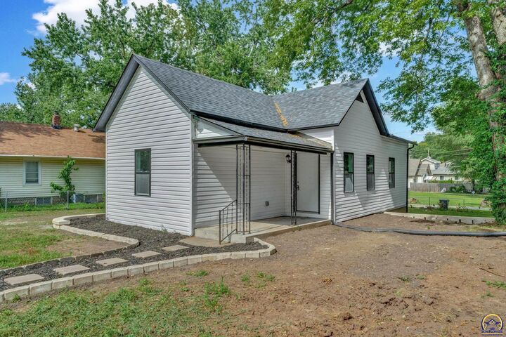 Property Photo:  322 SW Jewell Ave  KS 66606 