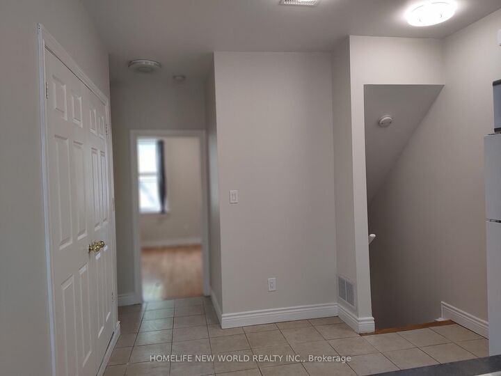 Property Photo:  245 Queen Street W 2nd Flr  ON M5V 1Z4 