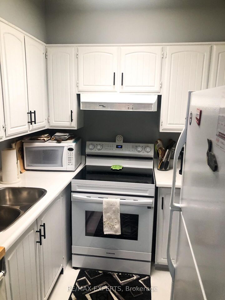 Property Photo: 33 Harbour Square 1013 ON M5J 2Z6