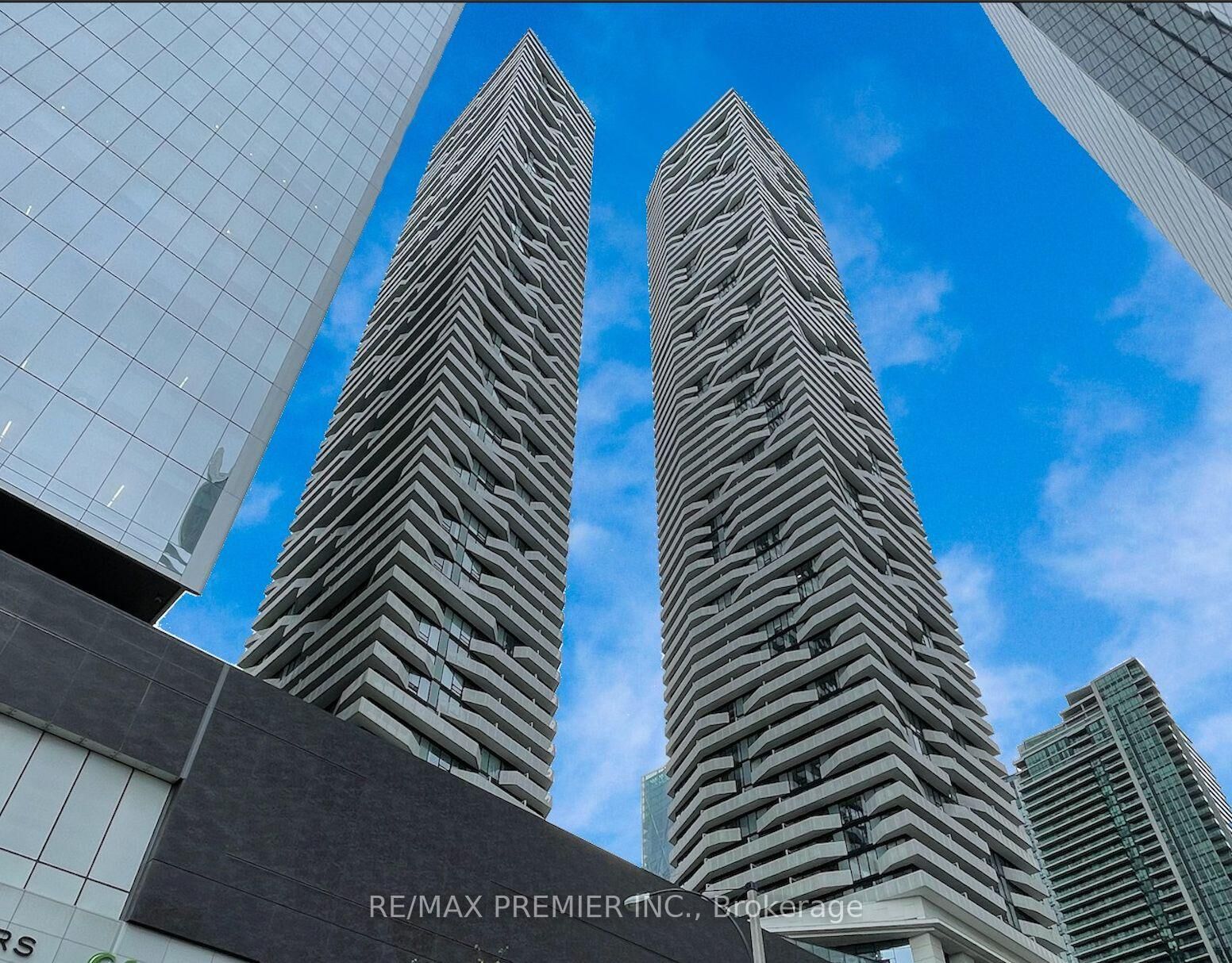 Property Photo: 100 Harbour Street 1707 ON M5J 0B5