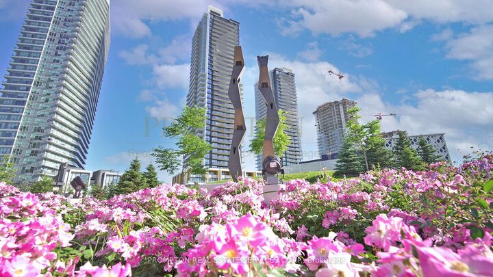 Property Photo: 85 McMahon Drive 1211 ON M2K 0H1