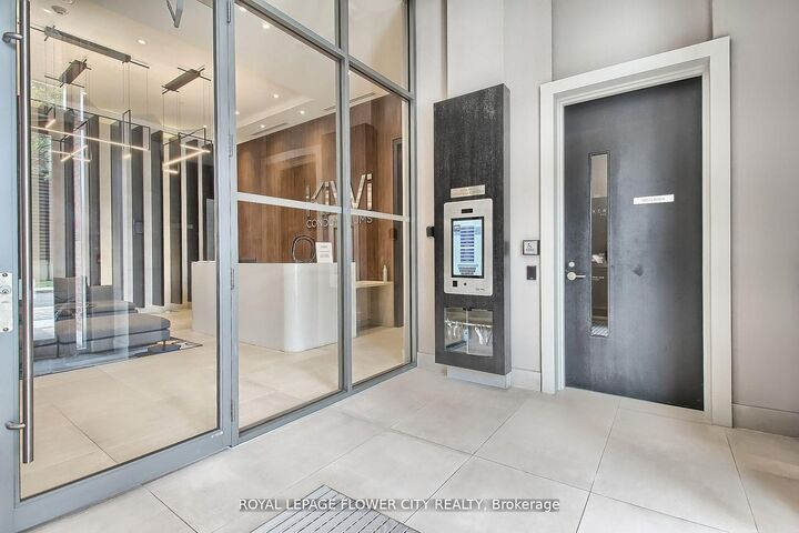 Property Photo:  212 King William Street 1011  ON L8R 0A7 