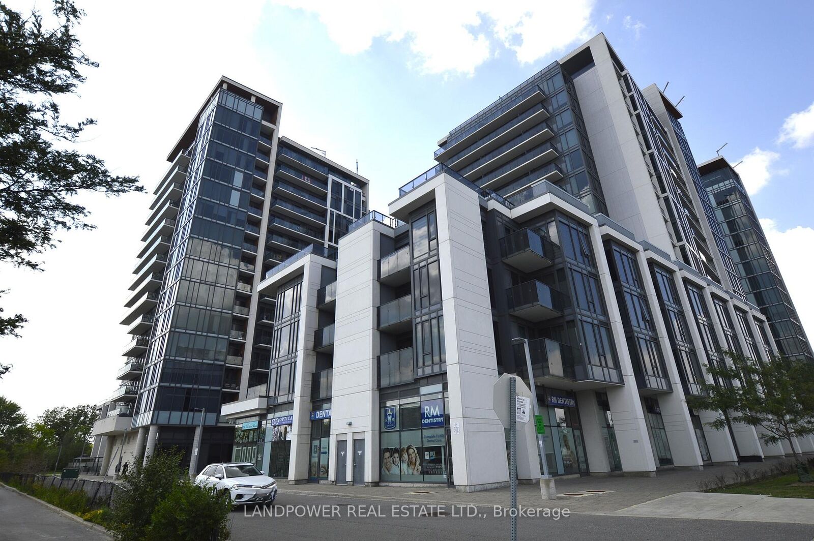 Property Photo: 9618 Yonge Street 220 ON L4C 0X5