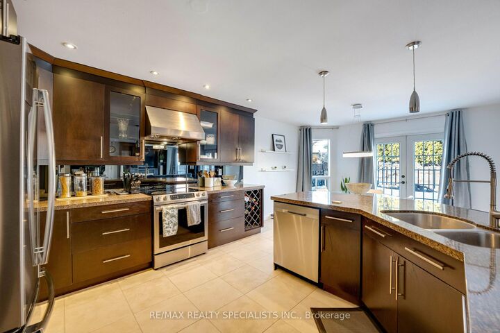 7 Banington Crescent — photo 1