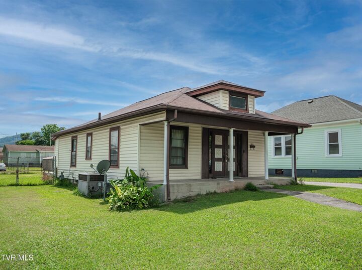 Property Photo:  1014 Maple Street  TN 37660 