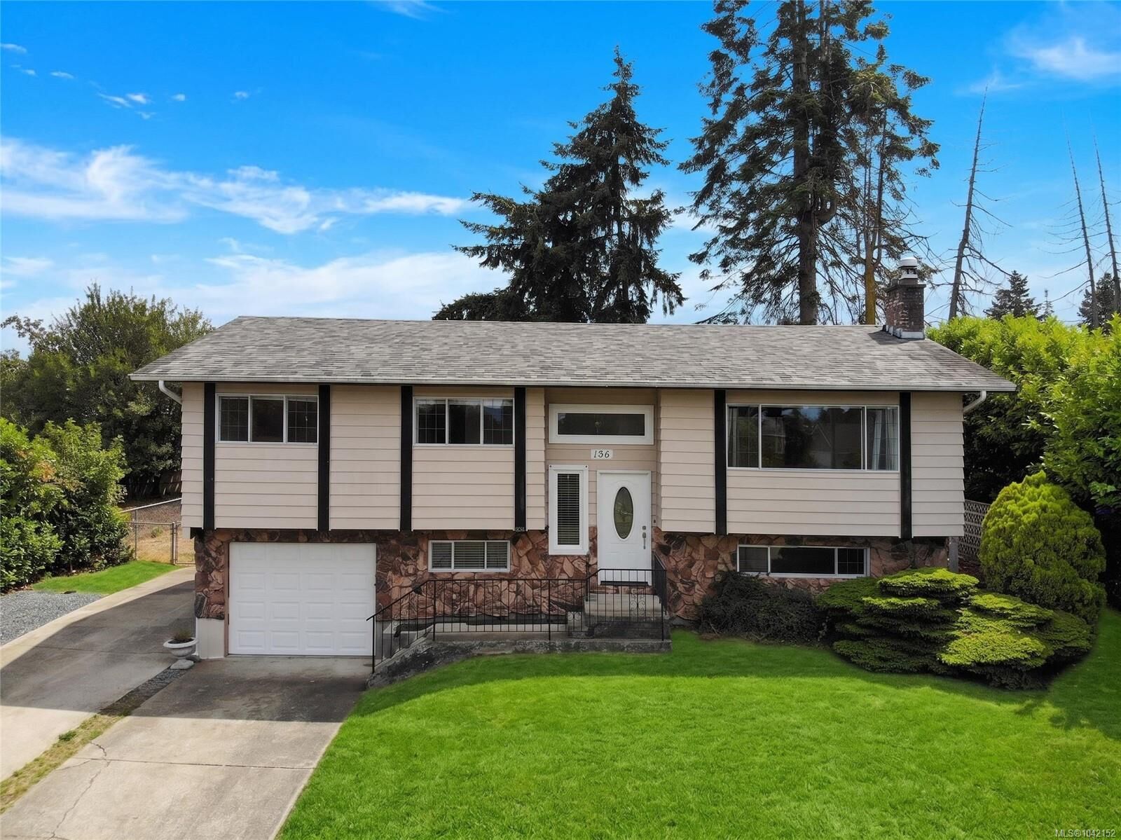 Property Photo: 156 Moss Ave BC V9P 1L7