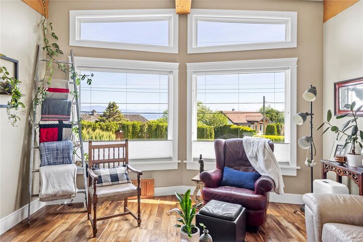 Property Photo: 885 Glenhale Cres BC V9P 1Z7