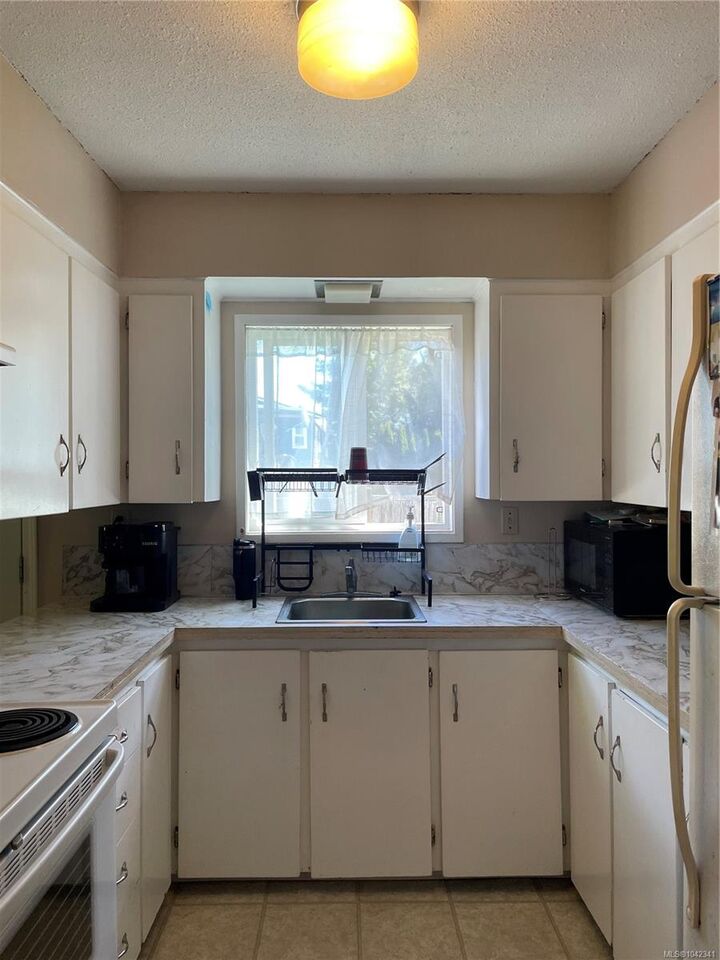 Property Photo: 4475 Byng Rd BC V0N 2P0