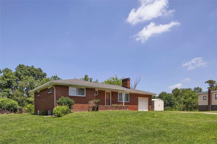 Property Photo:  2 Blanchard Ln  PA 15137 