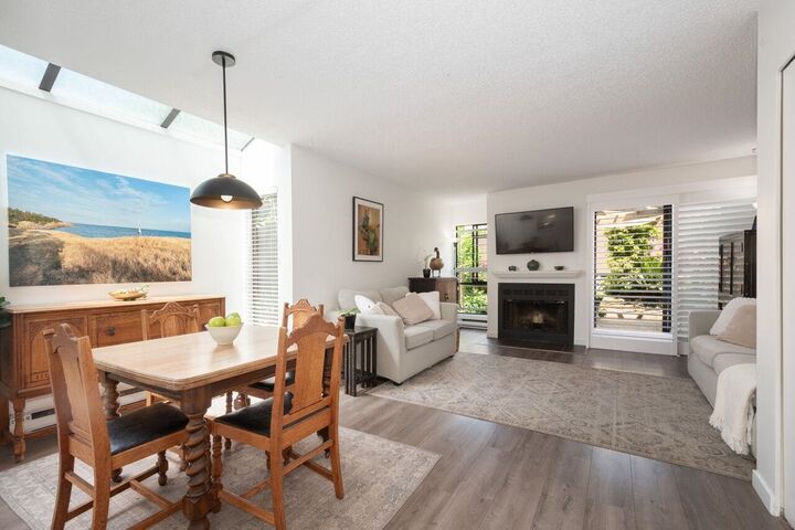 Property Photo: 230 W 14th Street 10 BC V7M 1P3