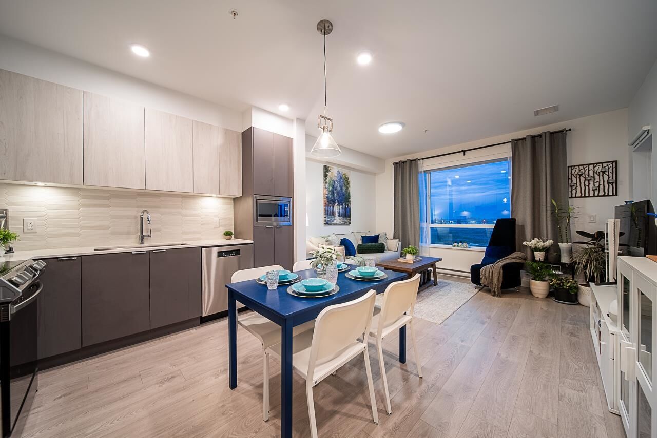 Property Photo: 2499 Rabbit Drive 404 BC V4M 0G4