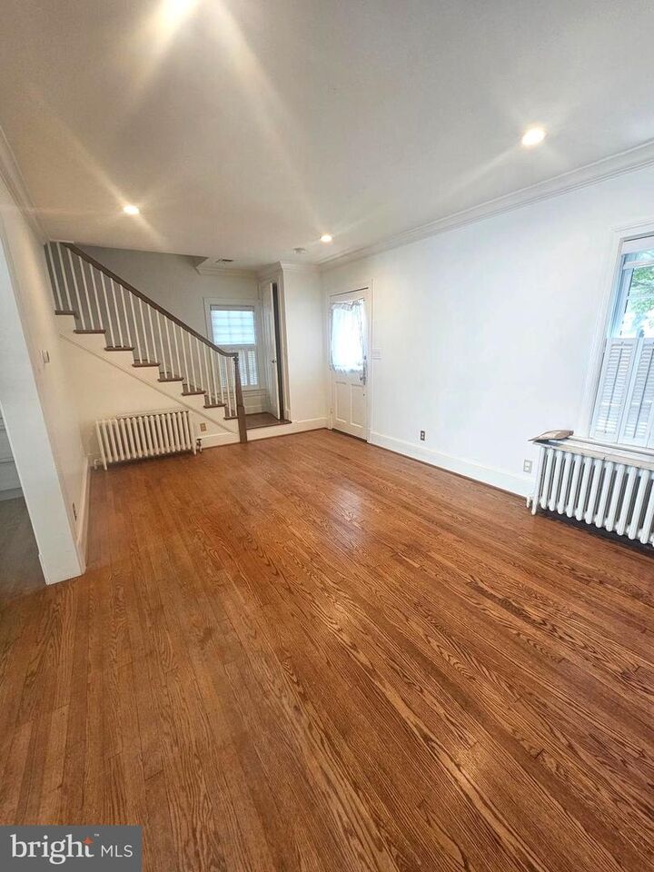 Property Photo:  102 E Oak Street E  VA 22301 