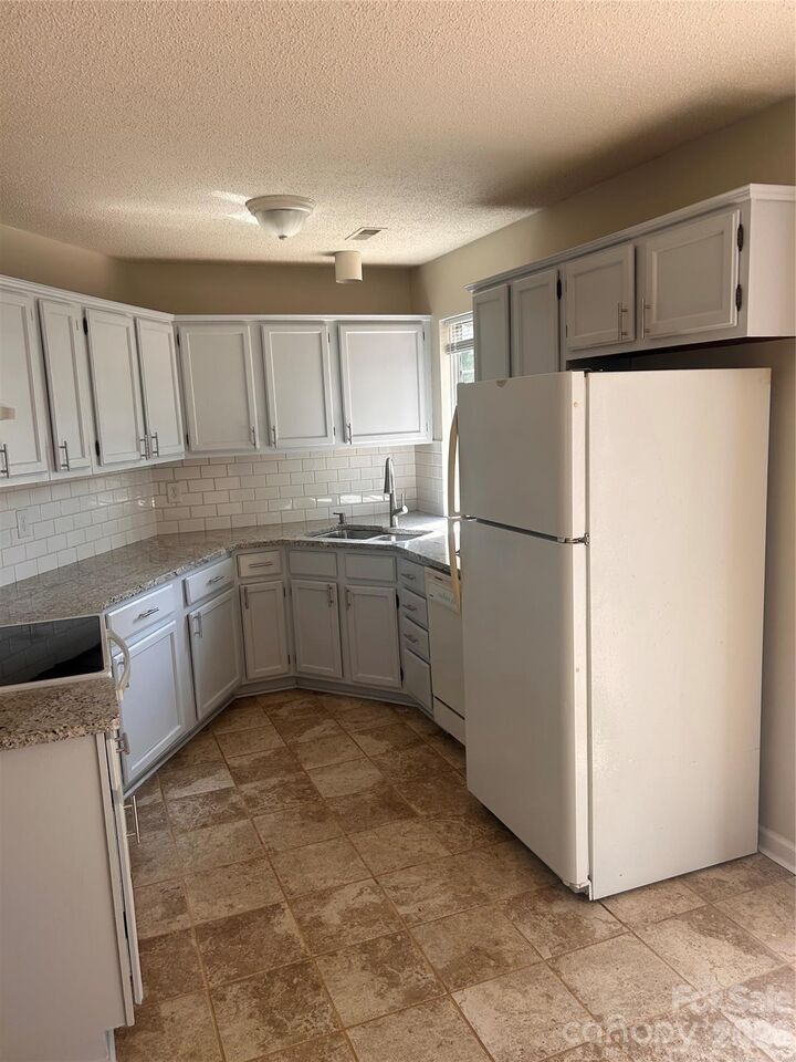 Property Photo: 3301 Braewick Place NC 28227