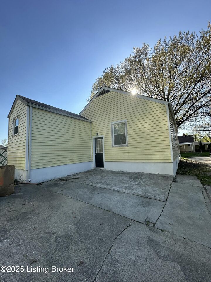 Property Photo:  2411 S 5th St  KY 40208 