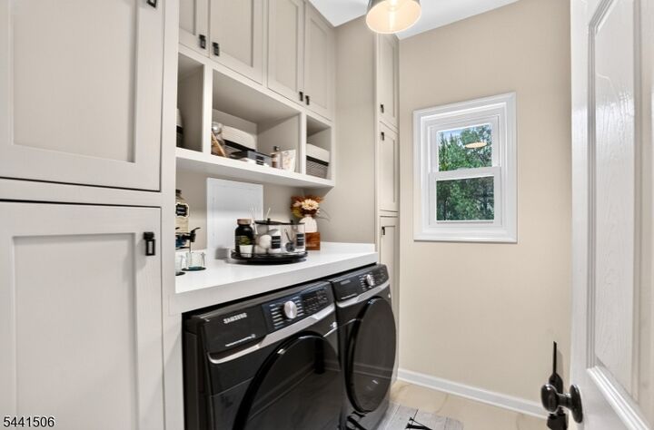 Property Photo:  8 S Deer Hill Run  NJ 07871 