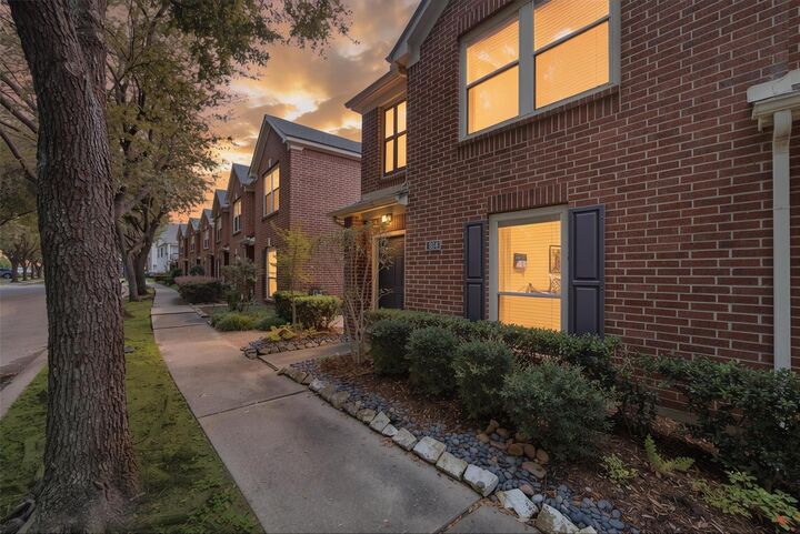Property Photo: 834 W Heights Hollow Lane TX 77007